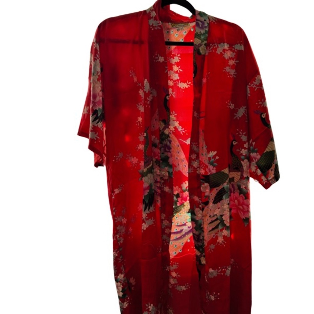 Silk red kimono w/ beautiful design (UNISEX)